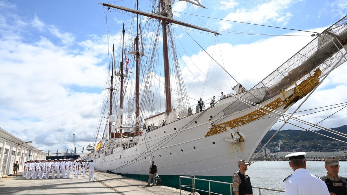 El 'Juan Sebastién Elcano', durante una escala en la Escuela Naval de Marín.