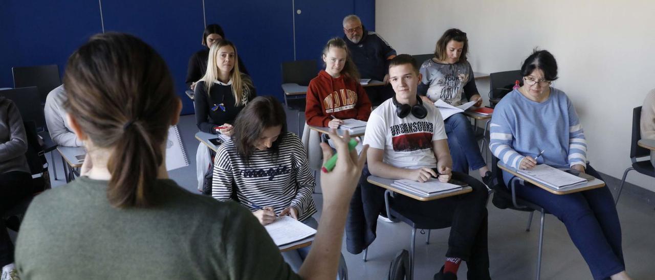 Refugiados y refugiadas de Ucrania reciben clases de español gratuitas en el Centre d’Idiomes de la Universitat de València. | MIGUEL ÁNGEL MONTESINOS