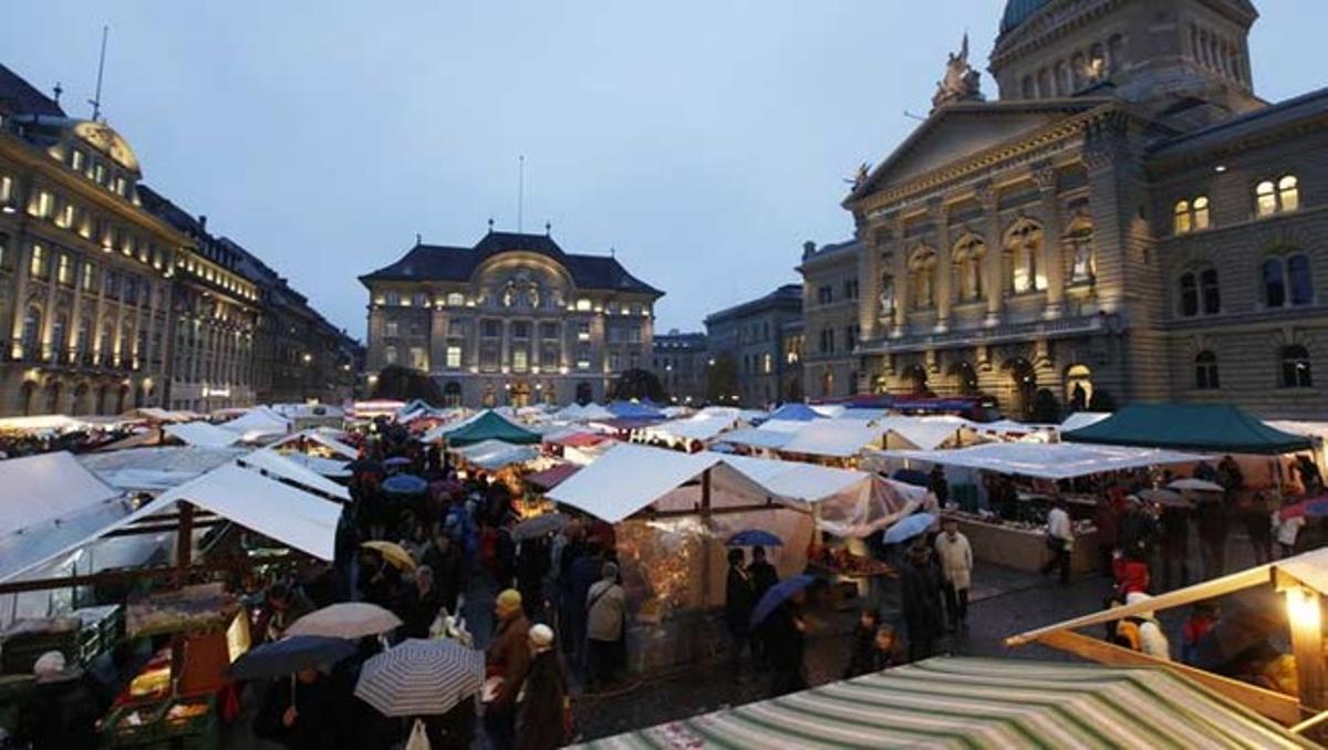 Celebración anual del Zibelemaerit, frente al parlamento federal de Suiza, en Berna. Durante este mercado, que se celebra cada cuarto lunes de noviembre, los granjeros venden 50 toneladas de ajos y cebollas.