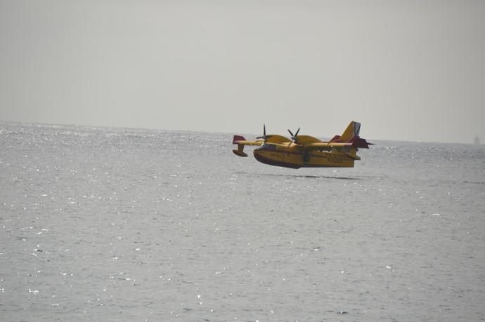 Los hidroaviones cargan agua en el Puerto de Las Palmas - Incendio Gran Canaria 2019