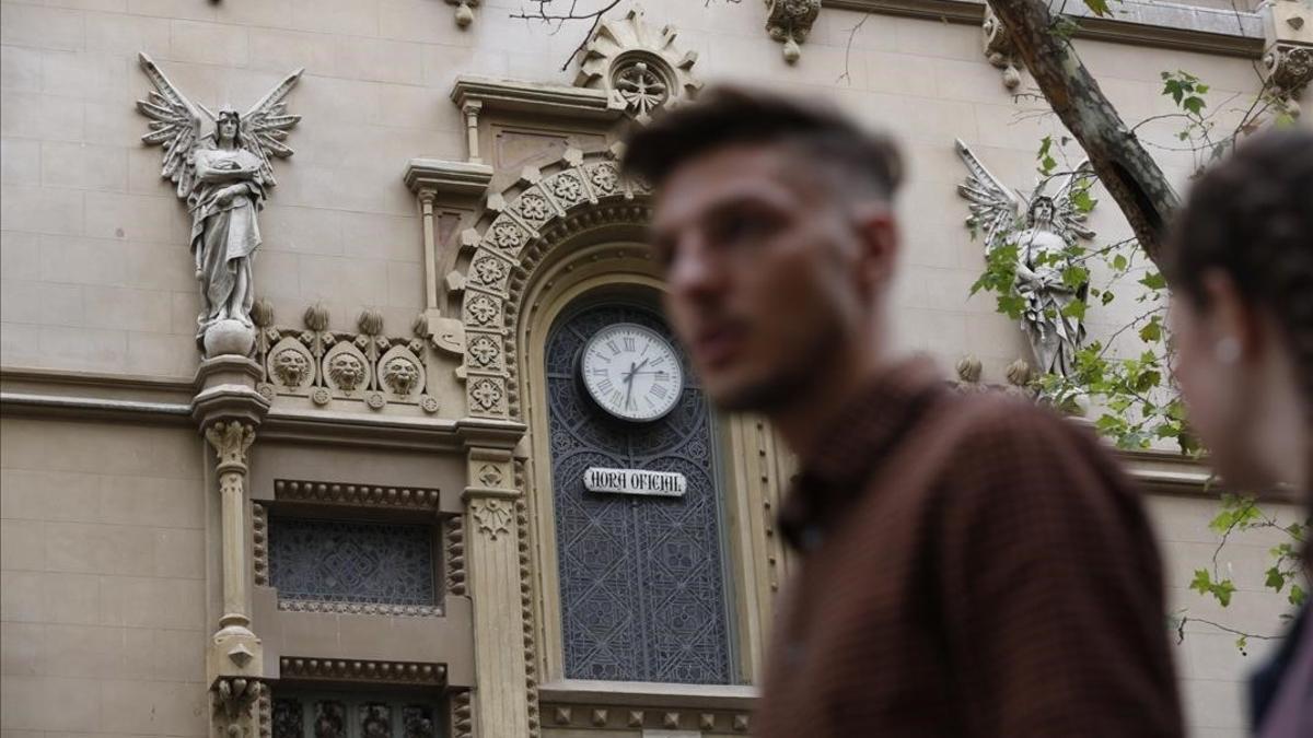 Reloj con la hora oficial en la fachada del teatro Poliorama de Barcelona