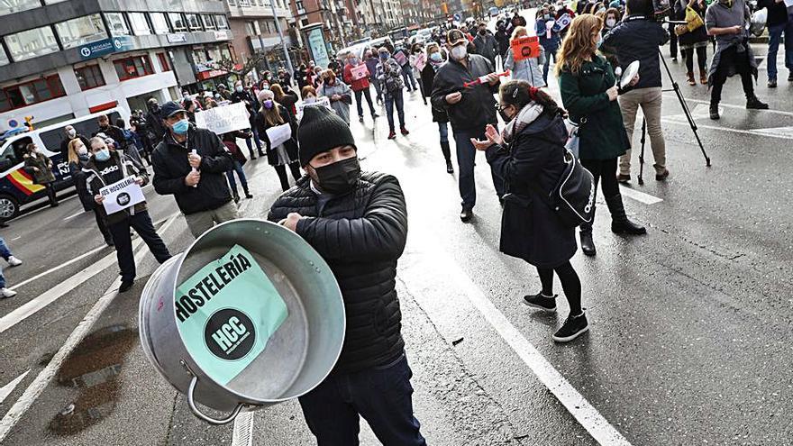 Manifestación de la plataforma Hostelería con Conciencia ayer en la plaza del Humedal de Gijón. | Juan Plaza