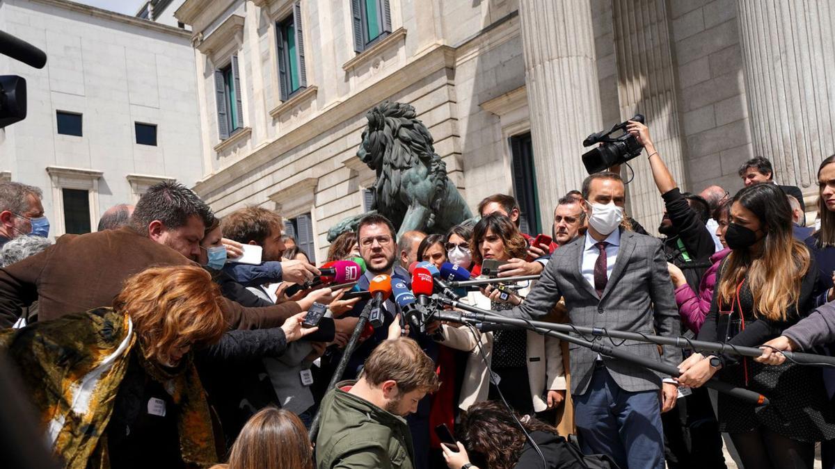 Pere Aragonès fa declaracions a la premsa a la seva sortida del Congrés. | DAVID CASTRO