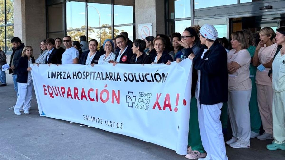 Concentración dos profesionais de limpeza no Hospital do Barbanza.