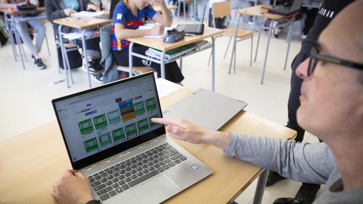 Un profesor del Instituto de Cabrils utiliza un programa informático durante su clase.