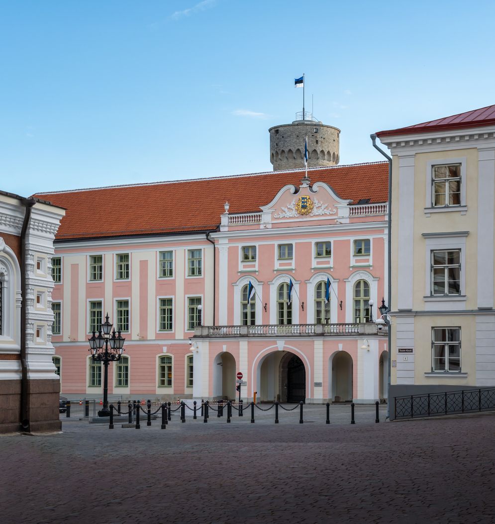 Castillo de Toompea, sede del Parlamento estonio con fondo en la Torre Tall Hermann (Pikk Hermann) - Tallin, Estonia