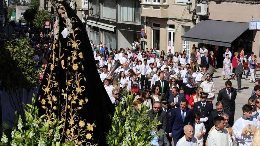 Miembros de la corporación lalinense en la procesión de As Dores del pasado año. // Bernabé/Gutier