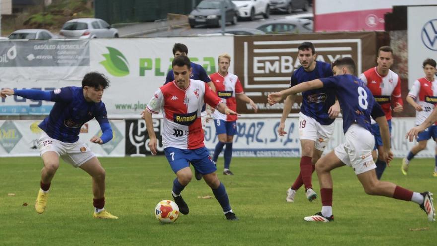 Gabri Palmás, autor del segundo tanto, presionado por Sergio Prieto y Mella. |  Noé Parga