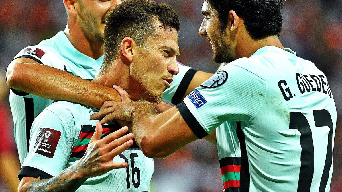 Guedes celebra un gol con Portugal esta semana en el partido ante Catar de clasificación para el Mundial. | EFE/ZSOLT CEGLEDI