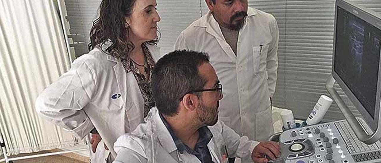 Profesionales de AtenciÃ³n Primaria realizando una ecografÃ­a en un centro de salud.