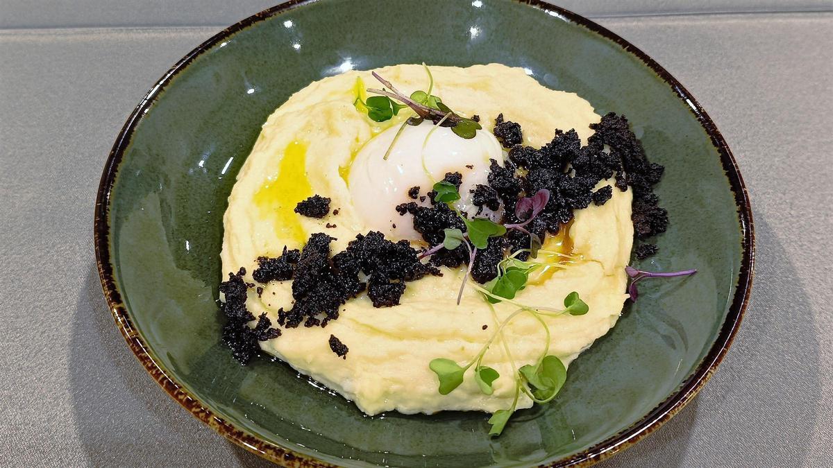 Brandada de bacalao con huevo a baja temperatura y 'arena' de aceituna negra que sirve el restaurante Nou Gras en la Ruta Gastronòmica de Cabrils.