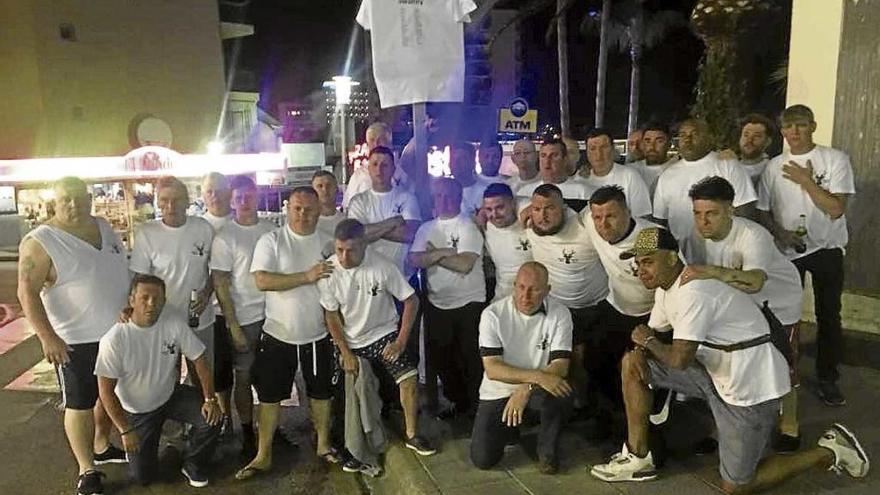 Homenaje de los amigos de la víctima en Magaluf.