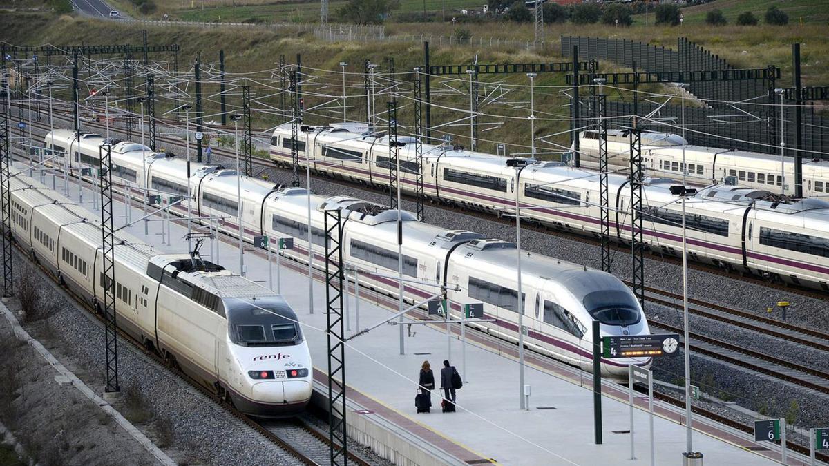 Trens d’alta velocitat aturats a l’estació de Figueres-Vilafant