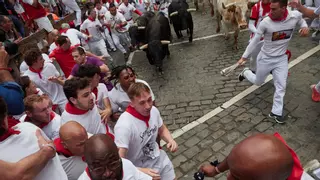 Así ha sido el cuarto encierro de San Fermín: Los de Victoriano del Río corren un encierro agrupado, veloz y limpio