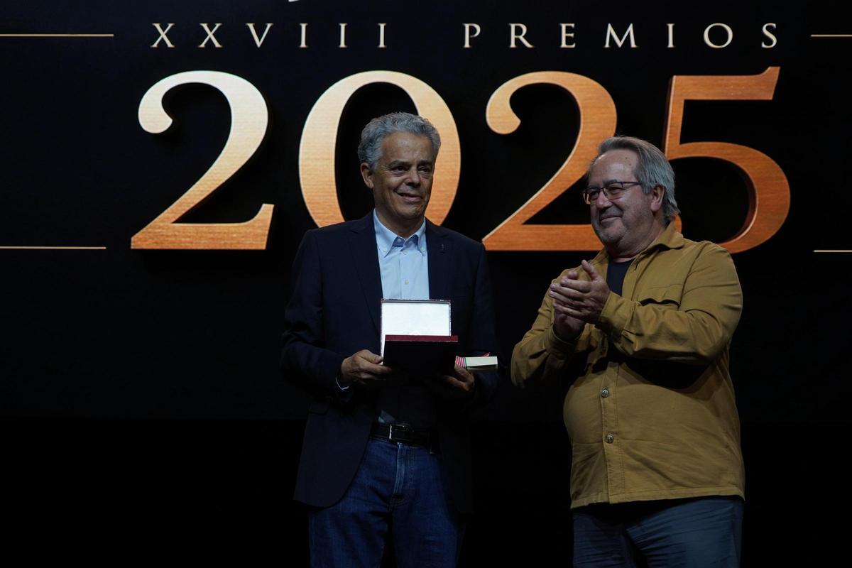 Gerardo Hernández de Luz, presidente del CB Zamora, recoge el Premio Deportivo de manos del alcalde de Zamora, Francisco Guarido.