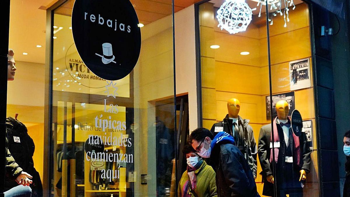 Una tienda de moda de Zamora con carteles que anuncian descuentos. | Jose Luis Ferrnández