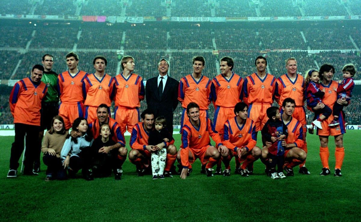 El Barça de Cruyff posa en el Camp Nou en 1999 en un homenaje tributado a la era Cruyff.