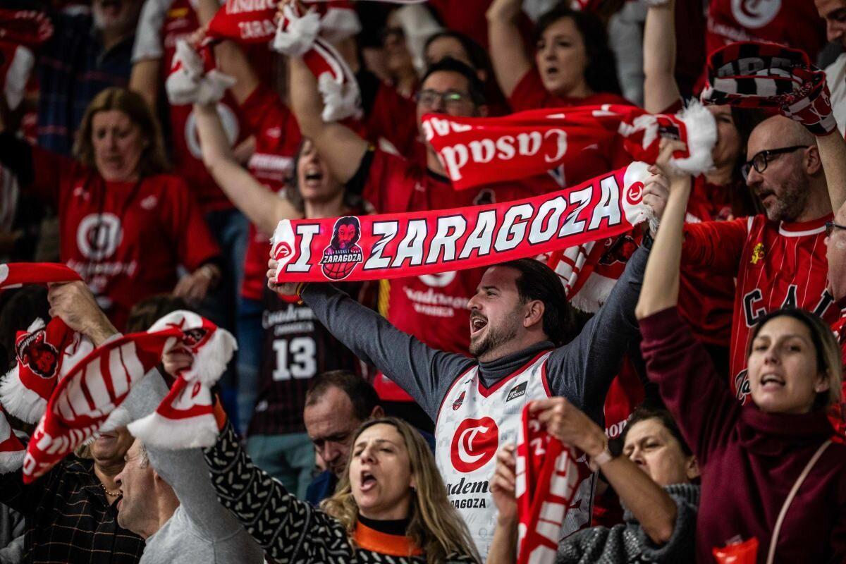 Los aficionados desplazados animan al Casademont Zaragoza en Praga.