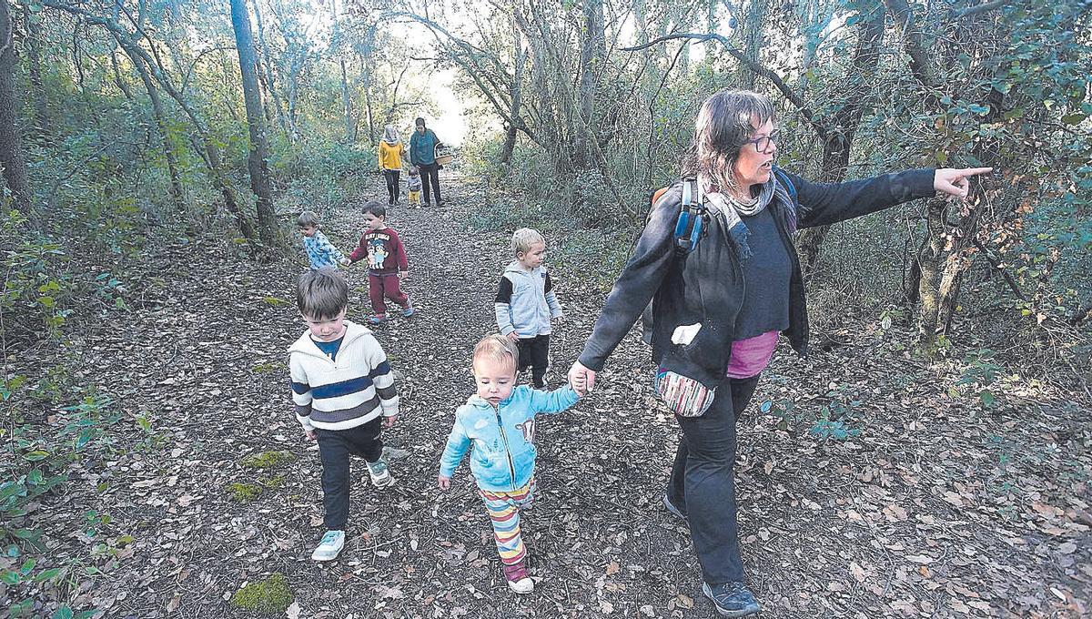 Els nens i nenes endinsant-se al bosc, com cada matí.