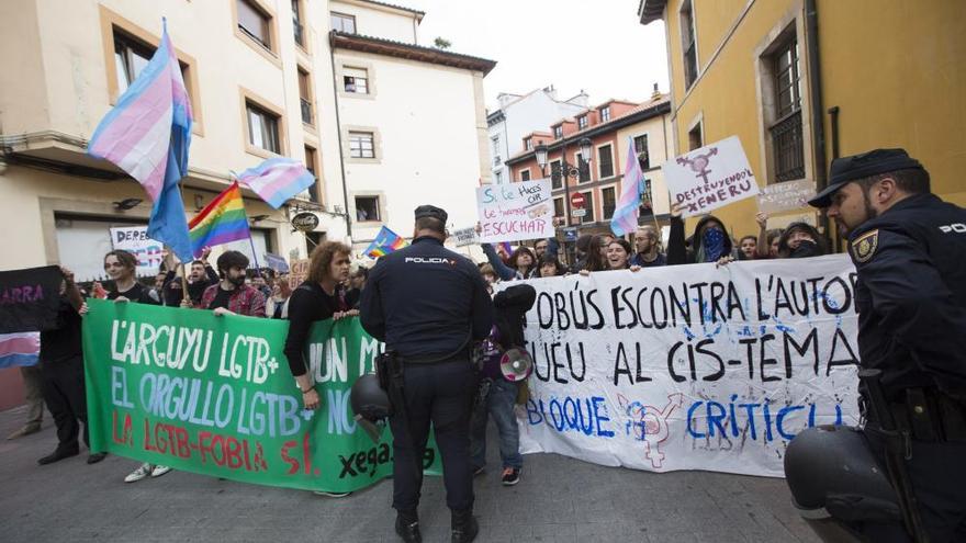 Manifestación en Oviedo contra el autobús de &quot;HazteOir&quot;