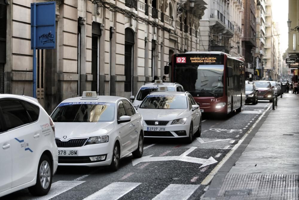 Los taxistas colapsan el centro de Alicante