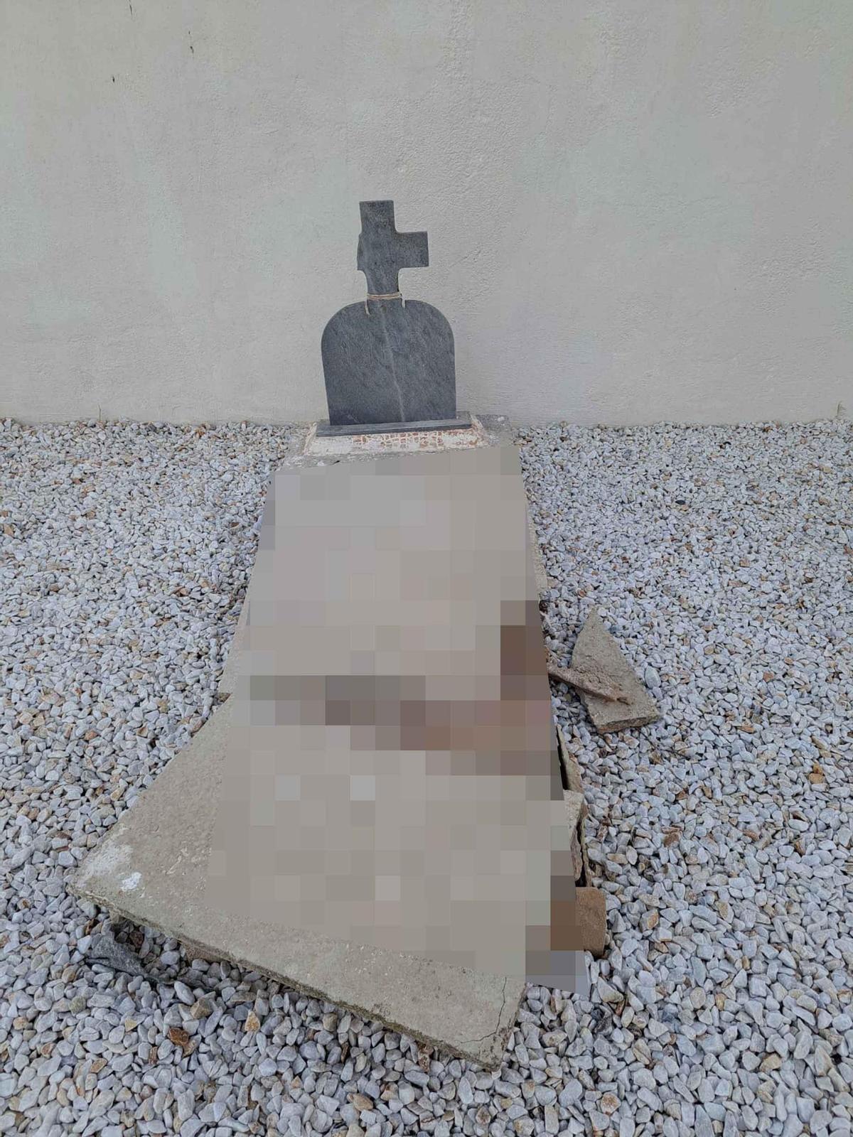 Lápidas levantadas y nichos destrozados por vandalismo en el cementerio de Tabarca