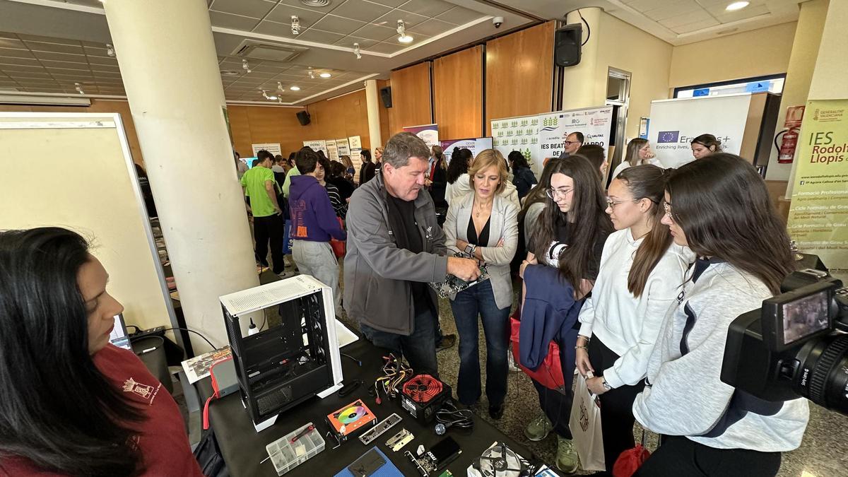 Estudiantes en la feria de La Nucia.