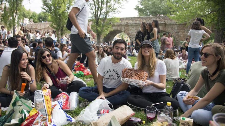 Miles de salmantinos salen a orillas del río Tormes a comer el hornazo típico del Lunes de Aguas.