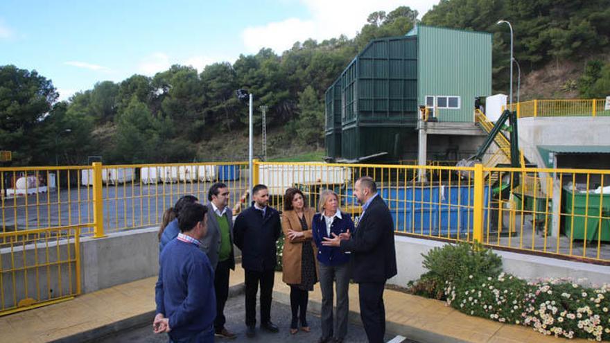 Ángeles Muñoz, Margarita del Cid, José Antonio Gómez, Manuel Cardeña y Óscar Naranjo han visitado este jueves la planta de transferencia de residuos orgánicos.