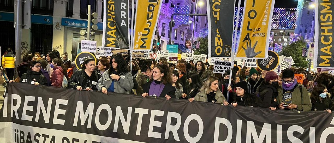 Pancarta de la manifestación convocada por el movimiento feminista de Madrid con el lema &#039;Irene Montero, dimisión&#039;