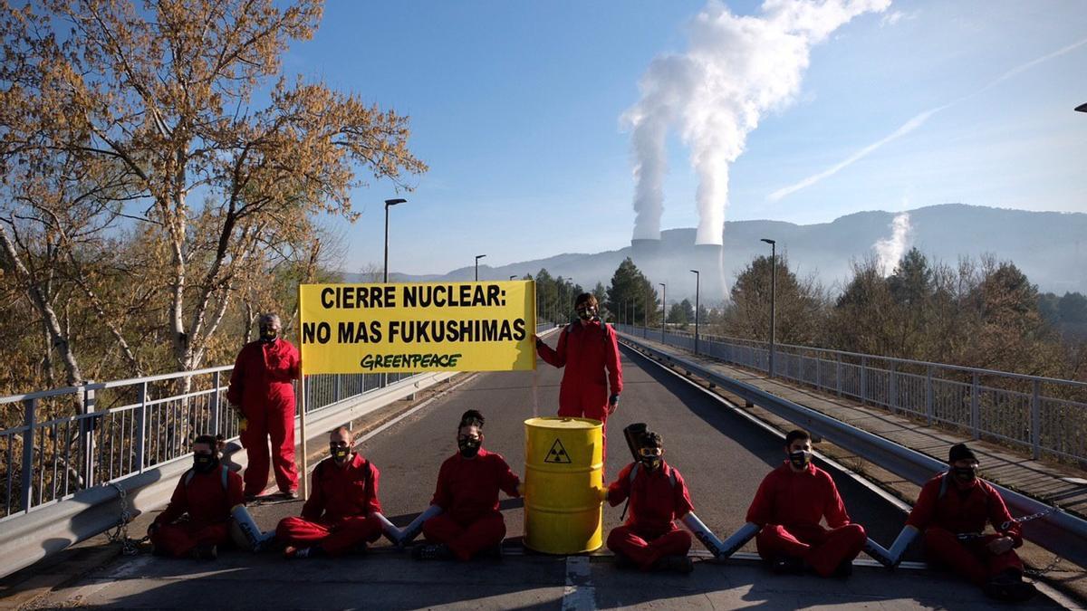 COMUNIDAD VALENCIANA.-Activistas de Greenpeace bloquean la vía de acceso a la nuclear de Cofrentes para pedir su cierre: "No más Fukushimas"