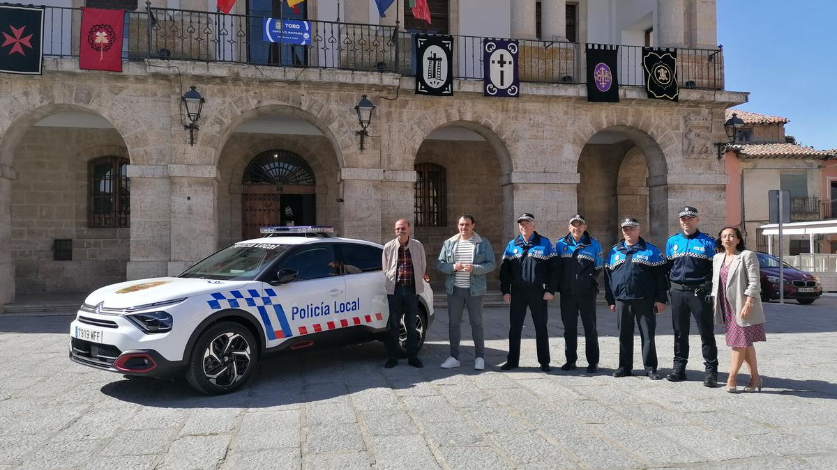 Autoridades locales y agentes posan con el nuevo vehículo de la Policía Local