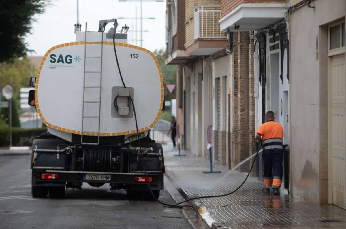 Tareas de limpieza en las calles de Sagunt.