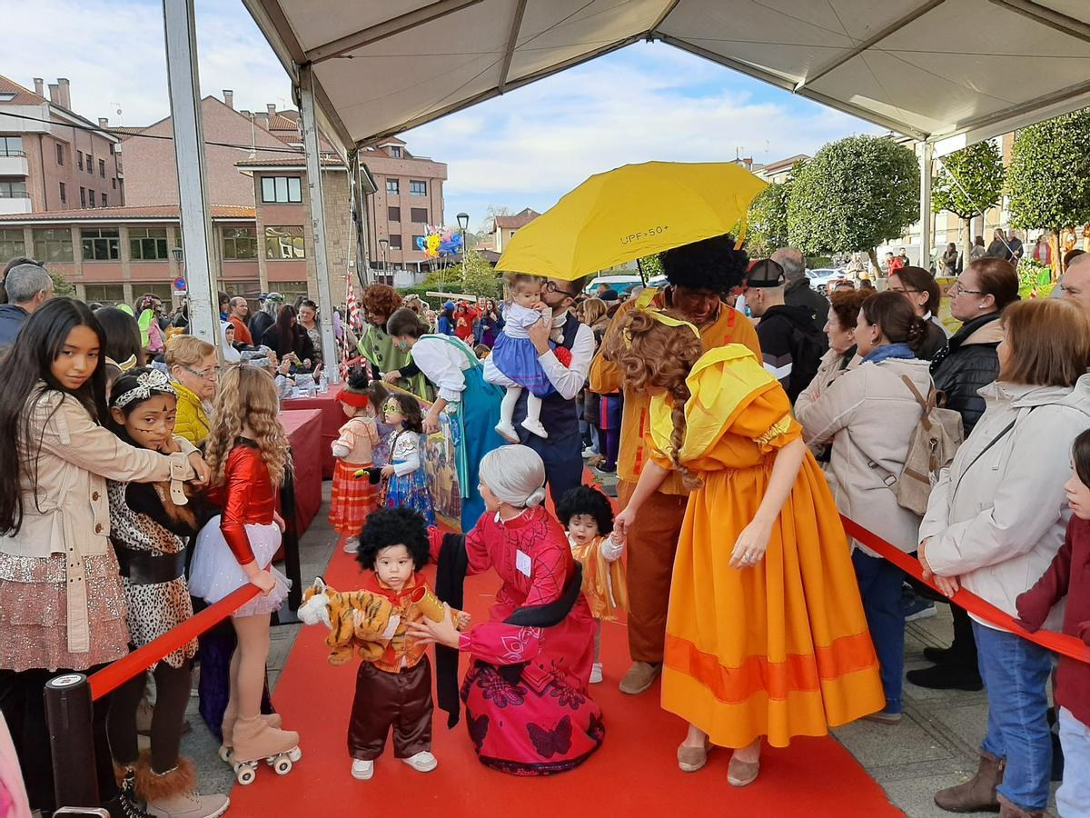 Llanera festeja un Antroxu infantil de récord Llanera festeja un Antroxu infantil de récord