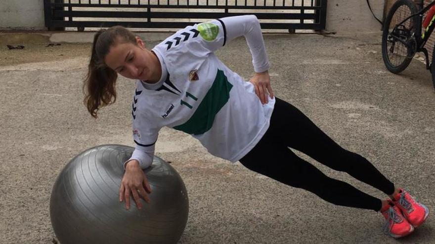 María Flores entrenando en su domicilio.