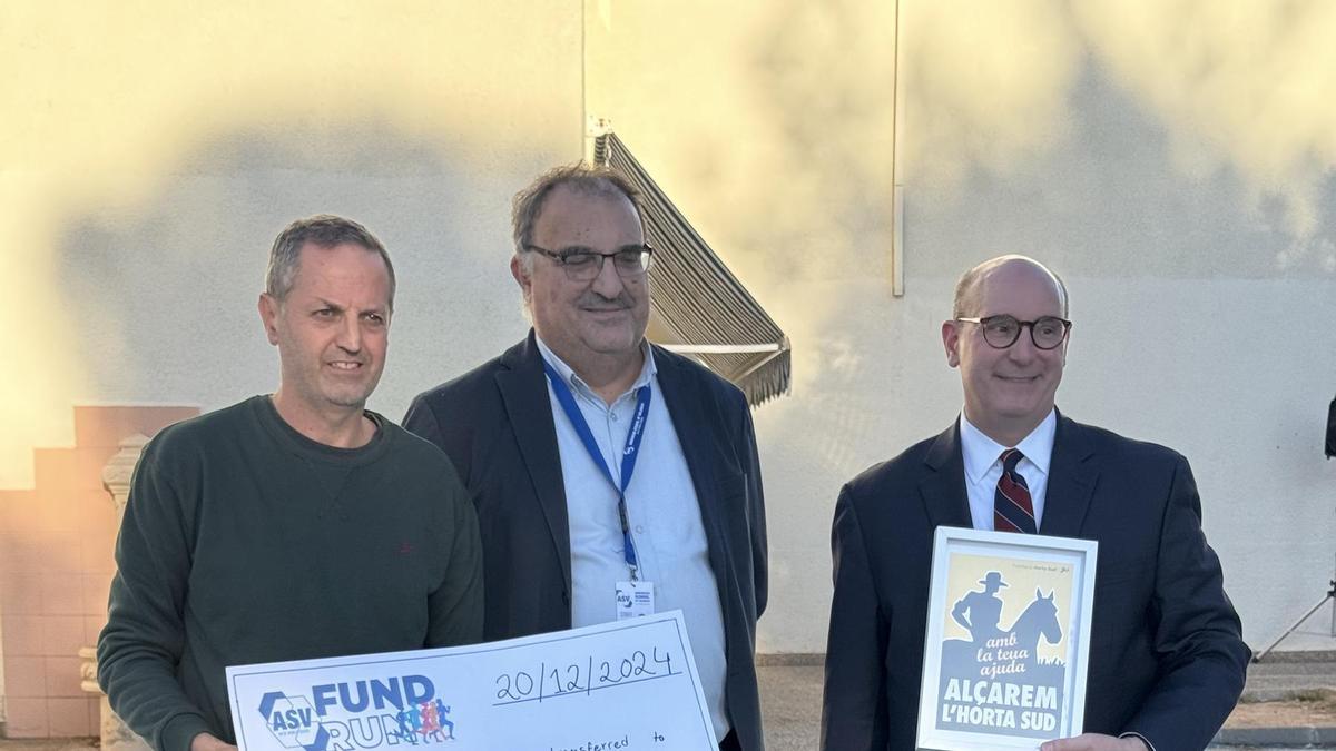 Entrega del cheque a Julio Huerta, de Fundació Horta Sud