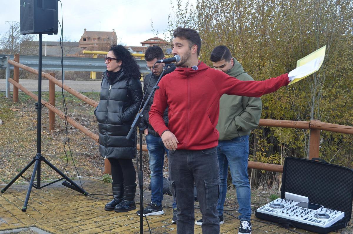 Manuel, uno de los promotores de la iniciativa, dirigiéndose a los participantes en la concentración.