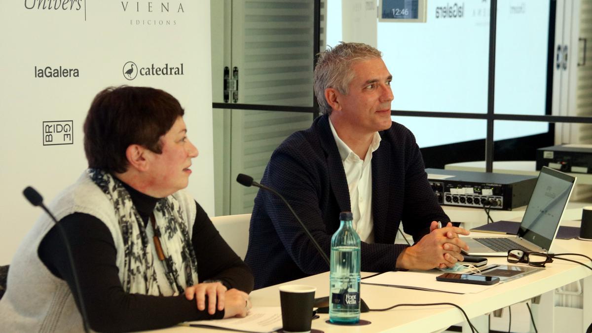 La codirectora de Viena Edicions Isabel Monsó, y el director general del Grup Enciclopèdia, Joan Abellà, este jueves en Barcelona.