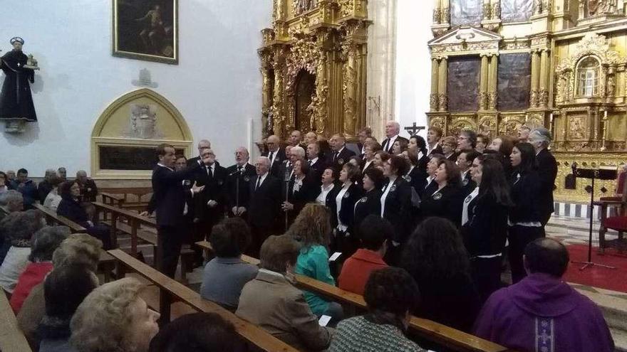 José Manuel Chillón dirige a los integrantes de la Asociación La Mayor en el estreno del himno.