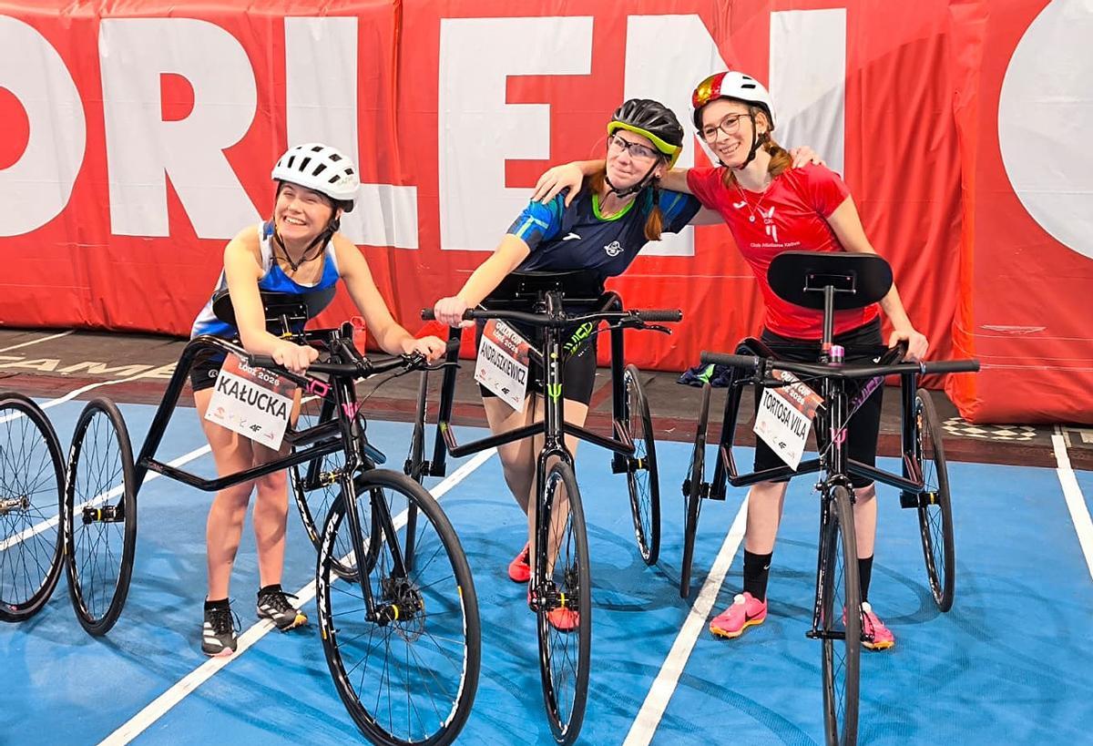 Judith Tortosa, primera por la derecha, junto a la campeona.