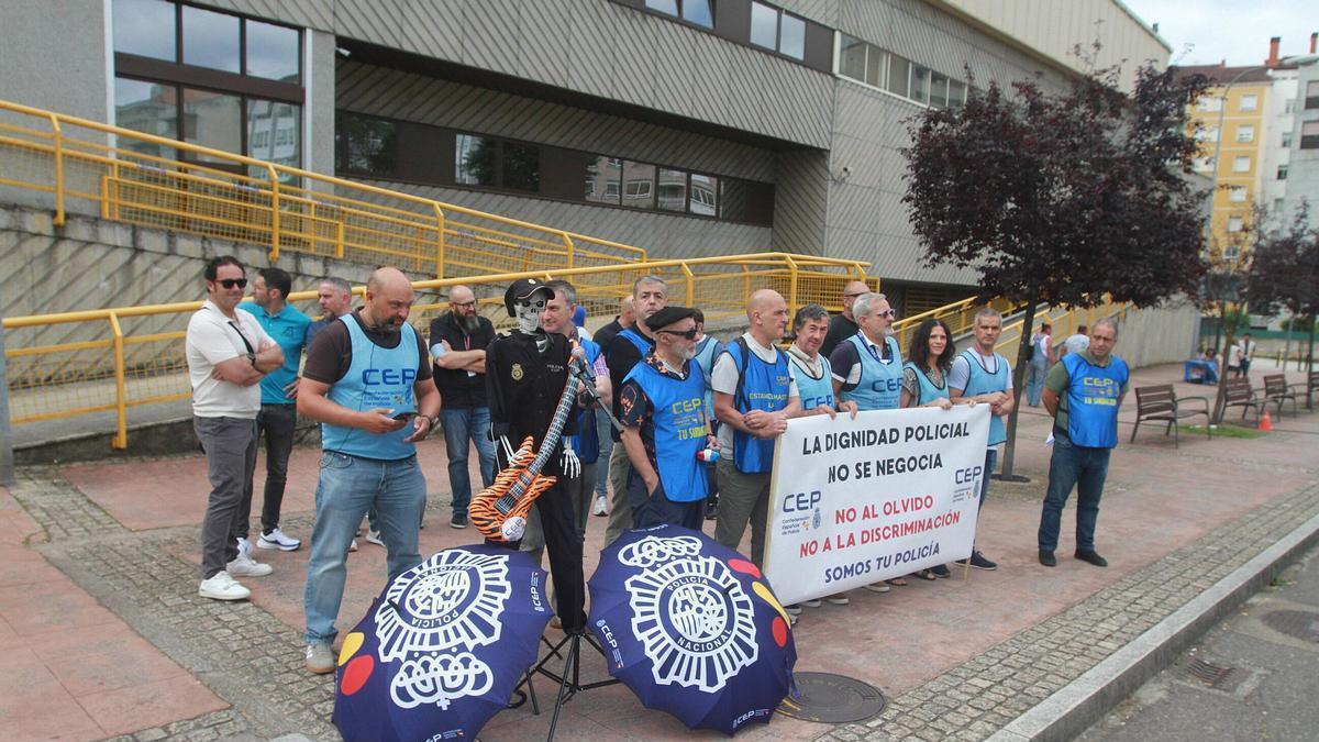 La Confederación Española de Policía se concentró ante la comisaría provincial de la Policía Nacional