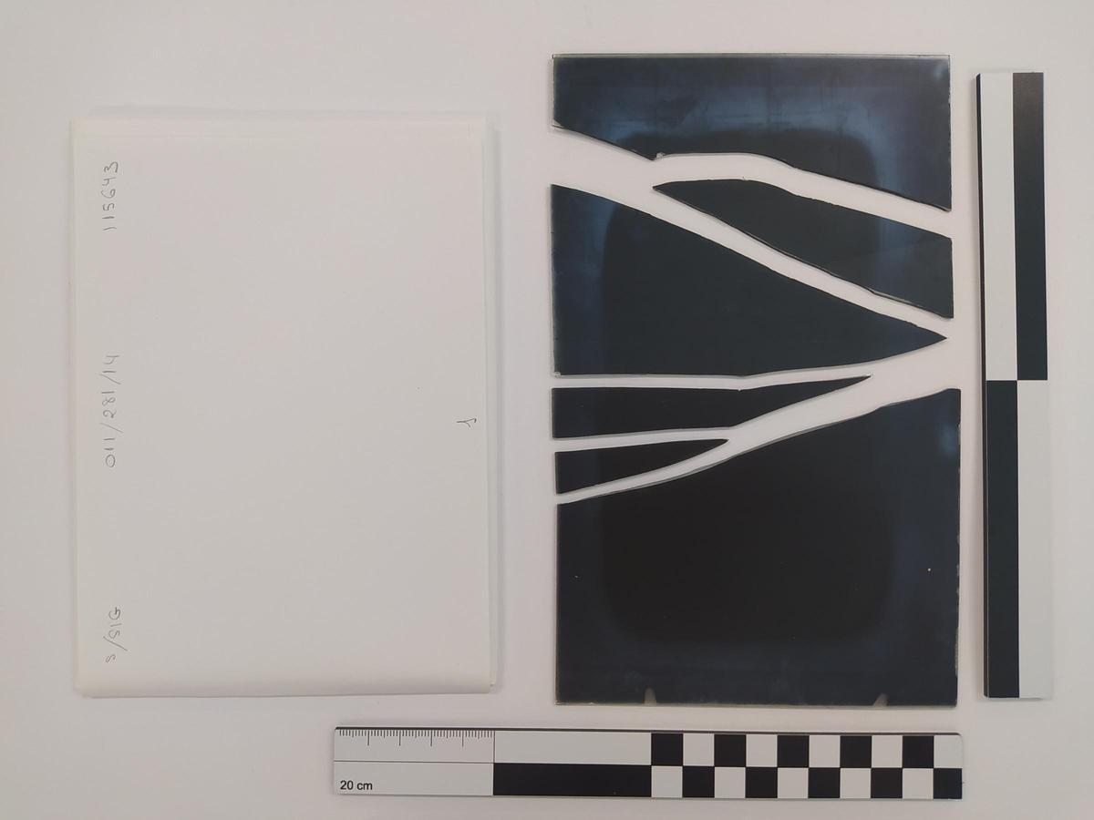 Placa de vidrio del Fondo Martín Santos Yubero fragmentada antes de su estabilización