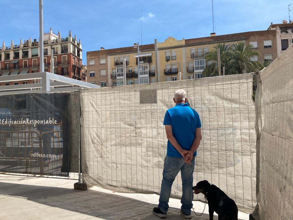 Ya se puede pisar el suelo de la nueva Plaza de la Reina