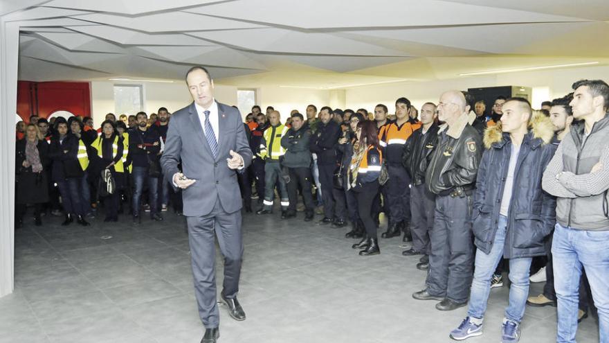 El gerente de la Axega, , en el hall del CAE 112 con los asistentes a la jornada de la Agasp. // Bernabé /J. Lalín