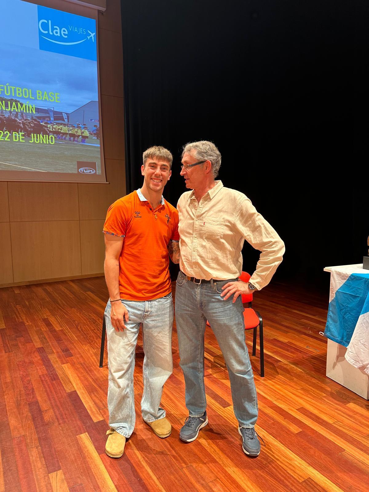 Íker Losada con Antonio Serantes, presidente del Ribadumia.