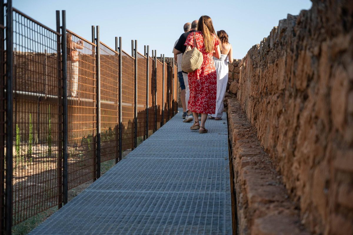 En esta image se aprecia el escalón de la banqueta, donde los soldados se apoyaban para recargar las armas.