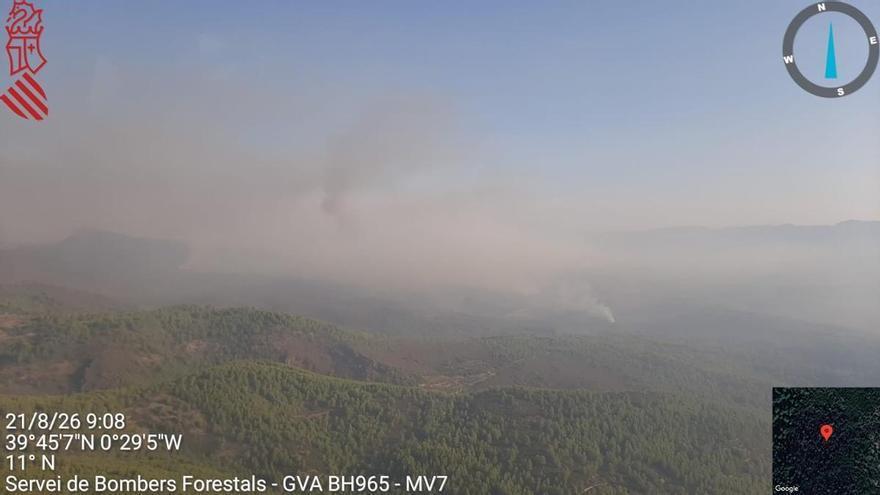 Los medios aéreos se suman al dispositivo de extinción del incendio forestal entre Segorbe y Gátova en la Serra Calderona