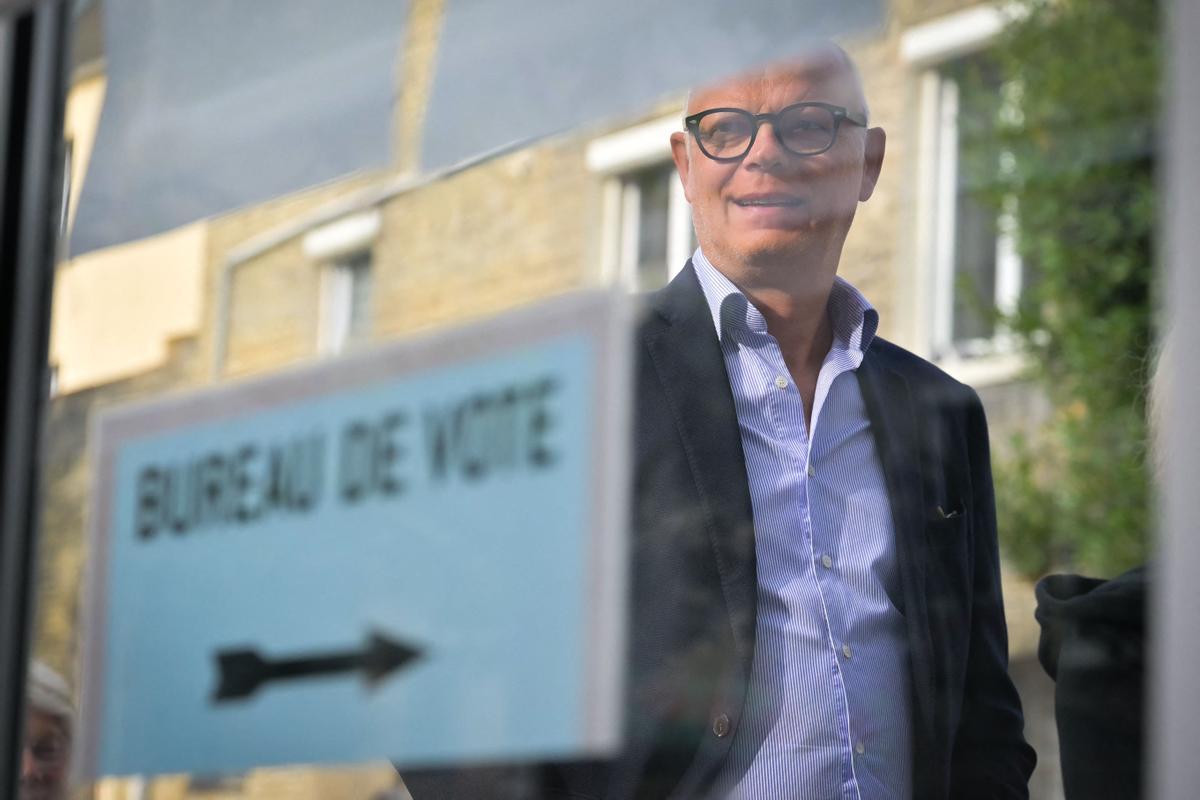 El líder de Horizons y exprimer ministro francés Edouard Philippe, vota en su colegio electoral en Le Havre.
