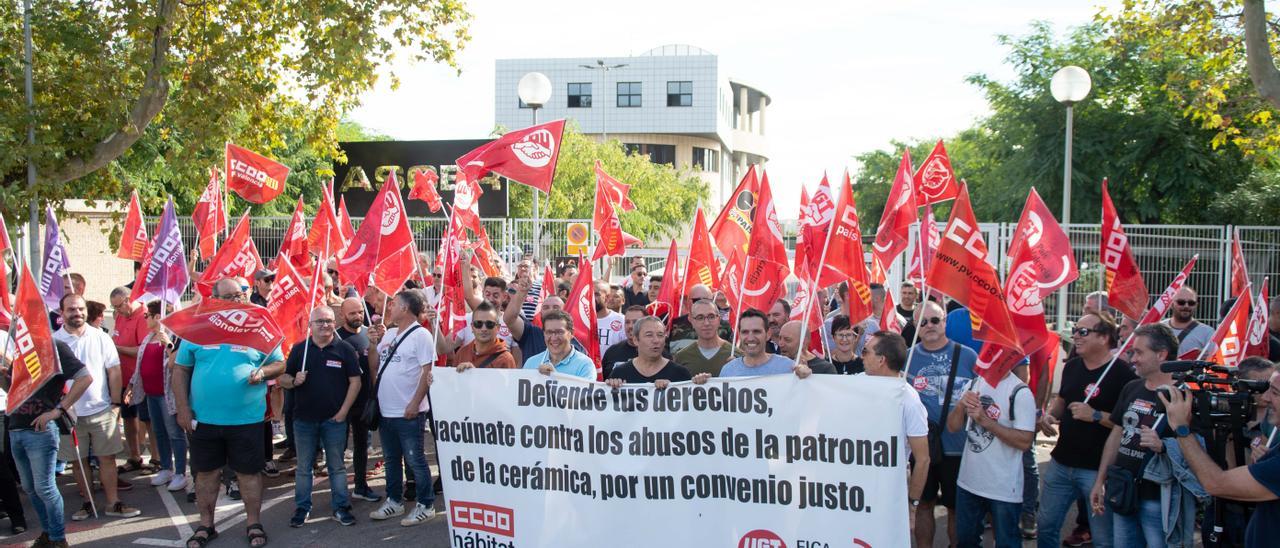 Delegados sindicales y trabajadores del sector de la cerámica, ayer frente a la sede de la patronal Ascer donde reclamaron un incremento salarial.