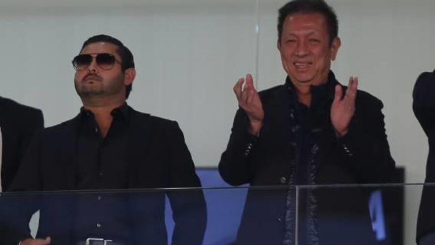 Peter Lim, en Mestalla, en un Valencia-Getafe junto al Príncipe de la Corona de Johor, Tunku Ismail Idris.